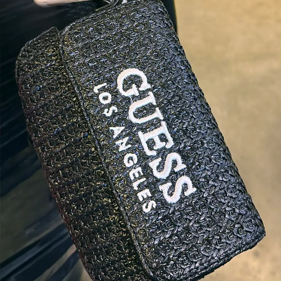 Cartera de mano Guess